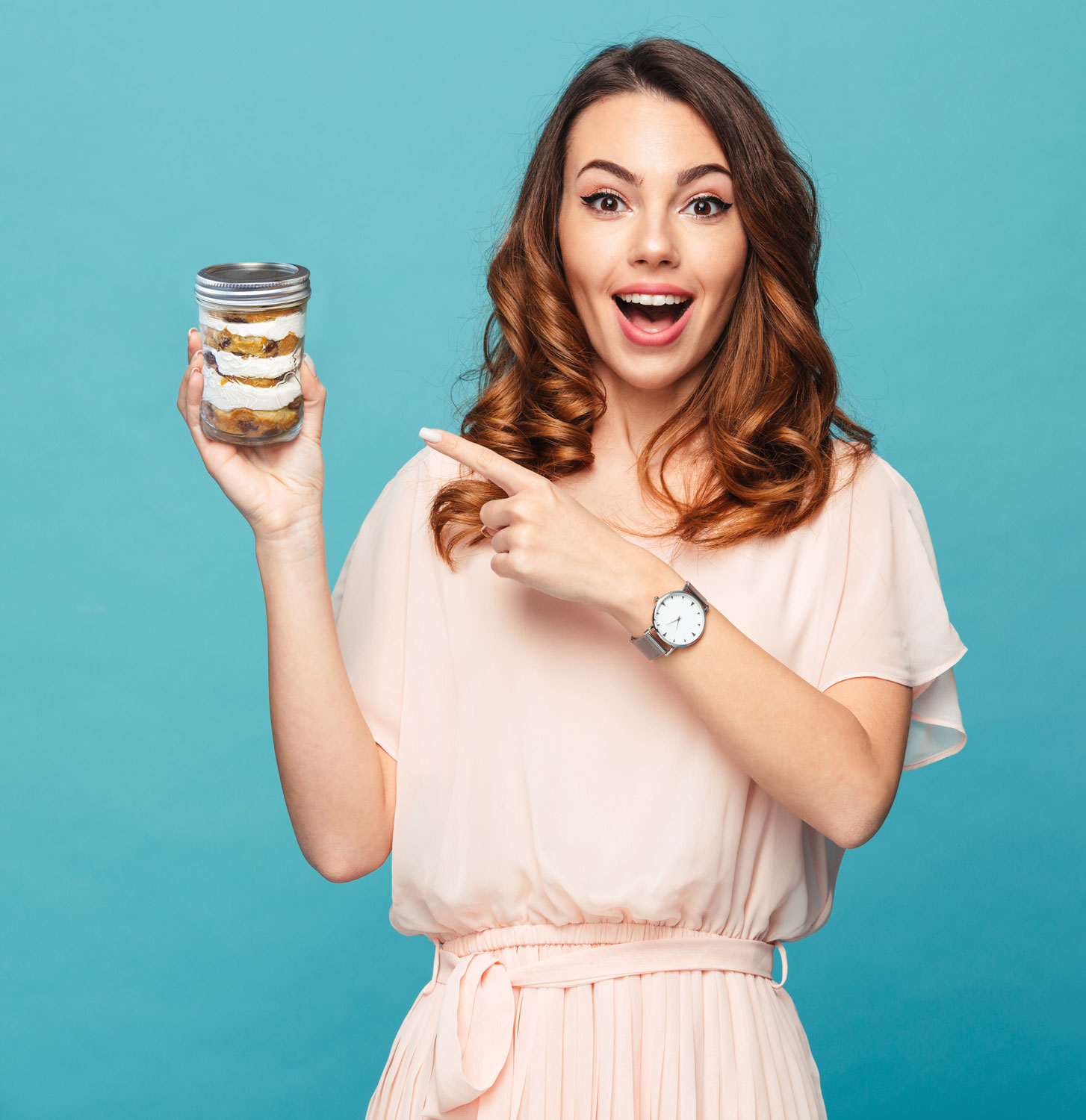 cookies-and-cream_woman-holding_-jar_cake_west-island-montreal