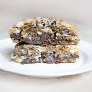 Stuffed with swiss meringue and cookies cream, Soft and chewy, these delightful Cookies and Cream Cookies are perfect for any occasion. Packed with chunks of Oreo cookies, white chocolate chips and Pieces of Hershey cookies n’ cream bars, it’s a cookie within a cookie! These cookies & cream cookies are extra soft and uniquely creamy-tasting. Livraison de cookies au Canada.