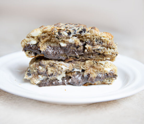 Stuffed with swiss meringue and cookies cream, Soft and chewy, these delightful Cookies and Cream Cookies are perfect for any occasion. Packed with chunks of Oreo cookies, white chocolate chips and Pieces of Hershey cookies n’ cream bars, it’s a cookie within a cookie! These cookies & cream cookies are extra soft and uniquely creamy-tasting. Cookies delivery to Canada.